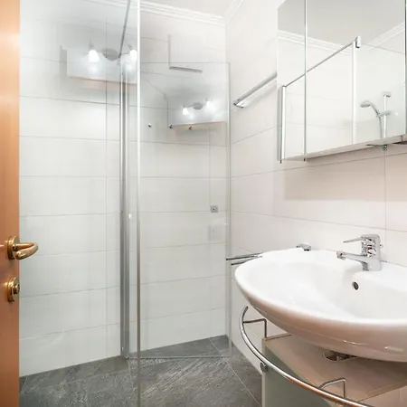 Apartments Domizil Egger *